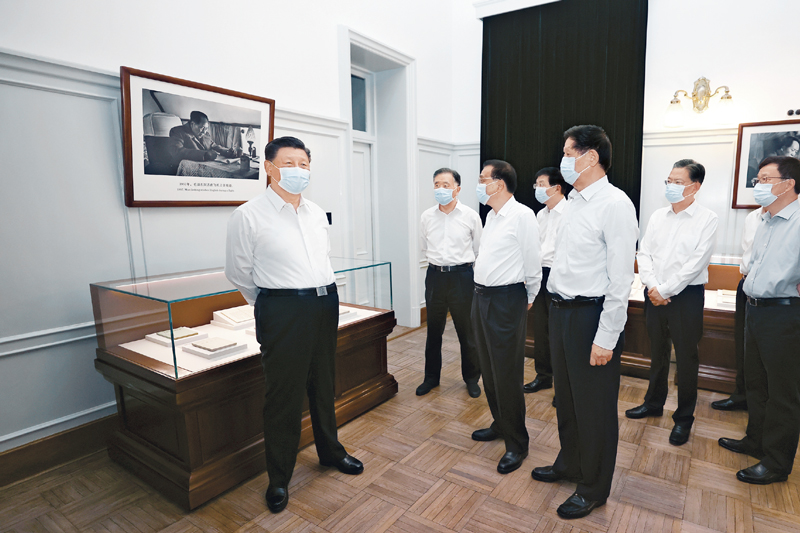 2021年6月(yuè)(yuè)25日，中共中央政治局就(jiù)用好(hǎo)(hǎo)紅(hóng)色資源、赓續紅(hóng)色血脈舉行第三十一(yī)次集體(tǐ)學習。這(zhè)次集體(tǐ)學習采取參觀和討(tǎo)論相結合的形式，這(zhè)是習近平、李克強、栗戰書、汪洋、王滬甯、趙樂(yuè)際、韓正等在中南(nán)海豐澤園參觀毛澤東同志故居。 新(xīn)華社記者 鞠鵬/攝