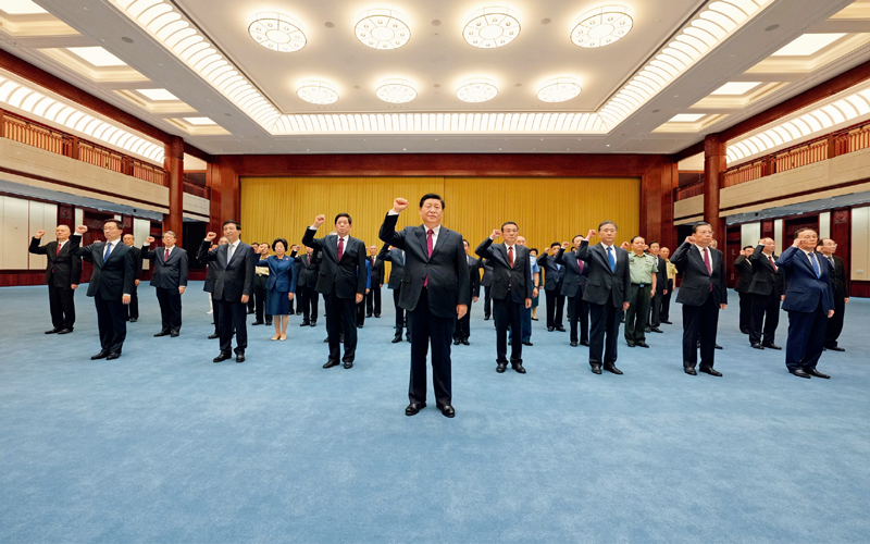 2021年6月(yuè)(yuè)18日，黨和國家領導人(rén)習近平、李克強、栗戰書、汪洋、王滬甯、趙樂(yuè)際、韓正、王岐山等在中國共産黨曆史展覽館參觀“‘不忘初心、牢記使命’中國共産黨曆史展覽”。這(zhè)是參觀結束後，習近平帶領黨員(yuán)領導同志一(yī)起重溫入黨誓詞。 新(xīn)華社記者 李學仁/攝